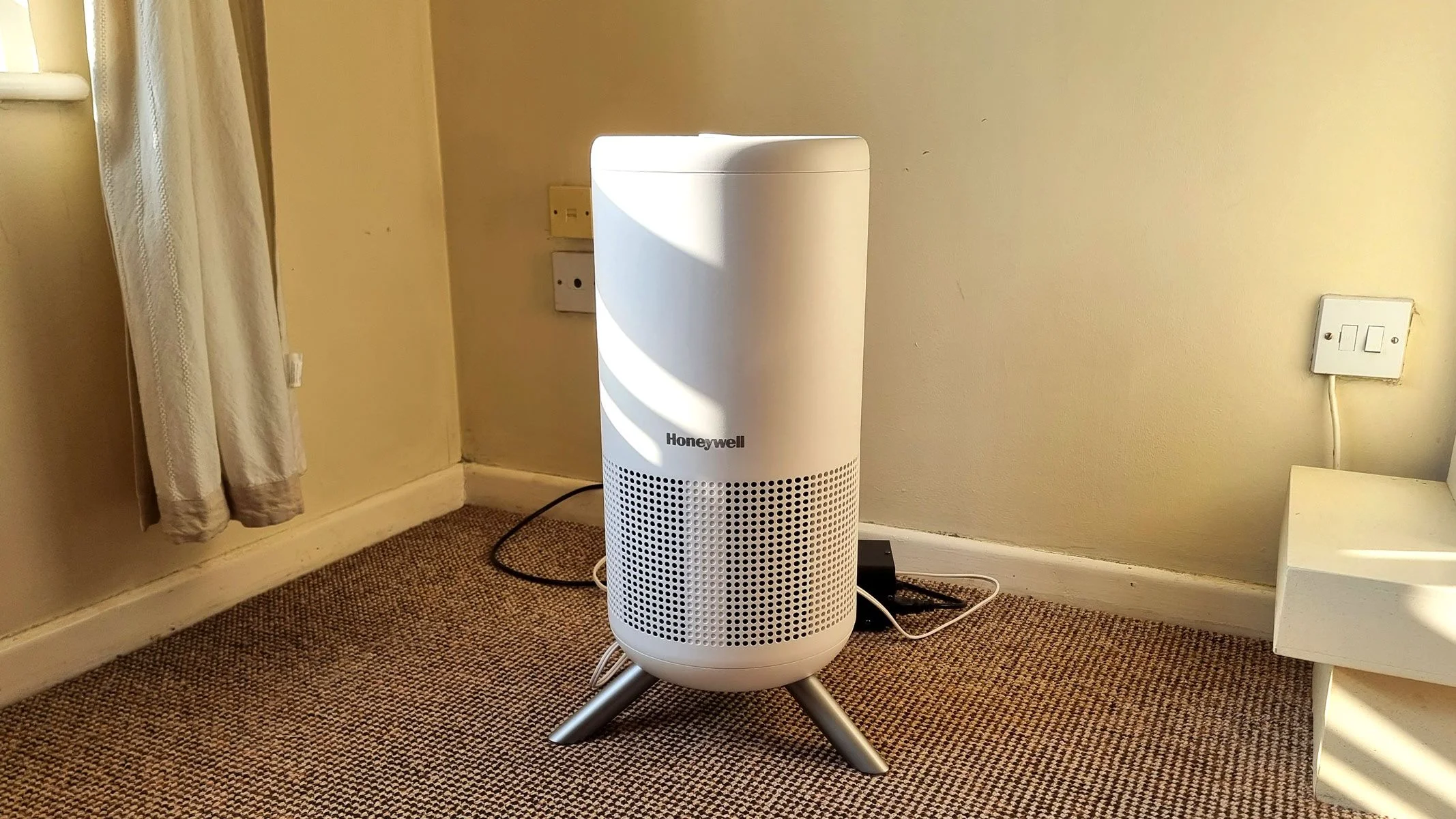 Philips 2000i air purifier in a modern living room